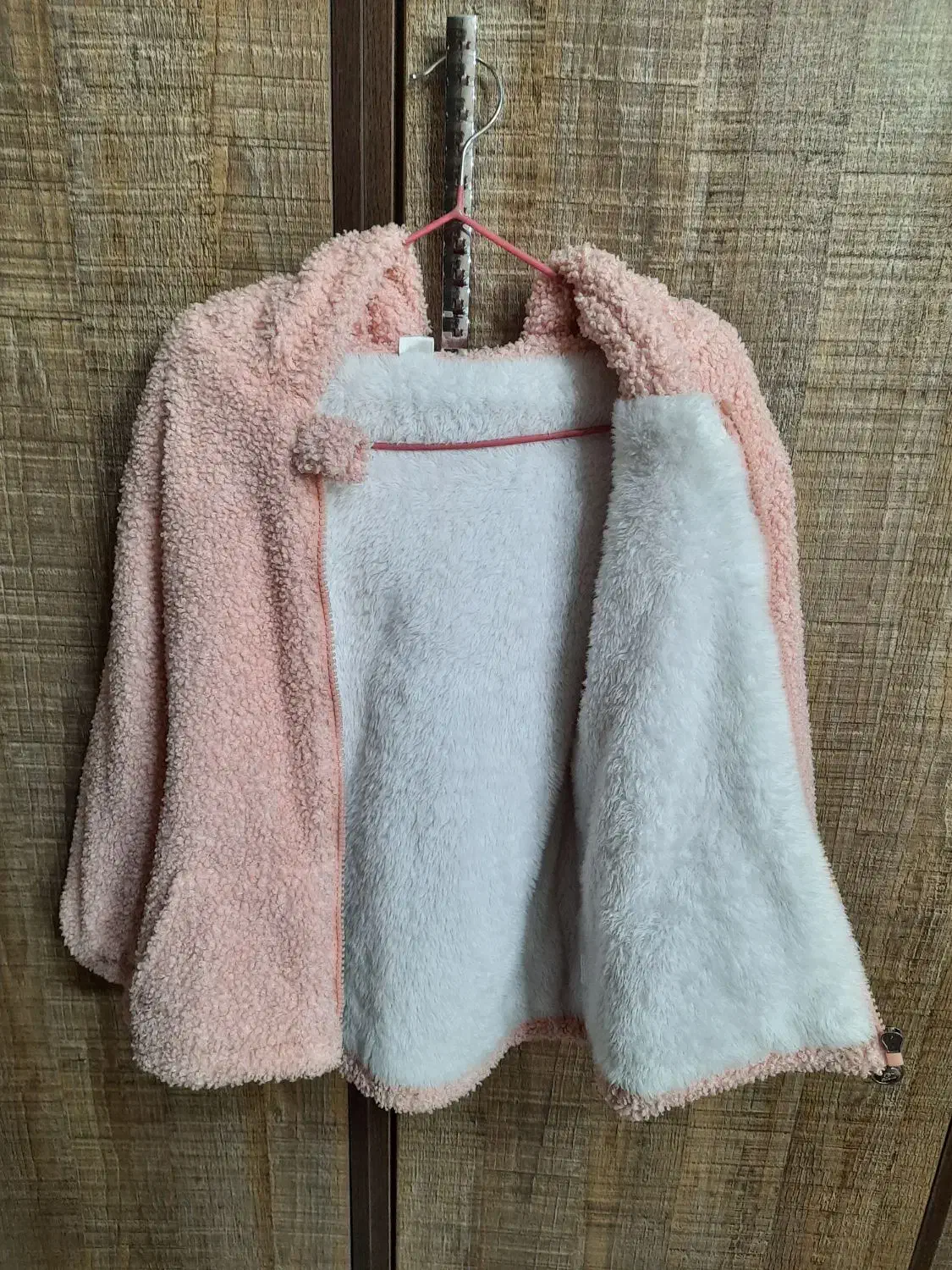 کاپشن|لباس|اصفهان, فیض|دیوار