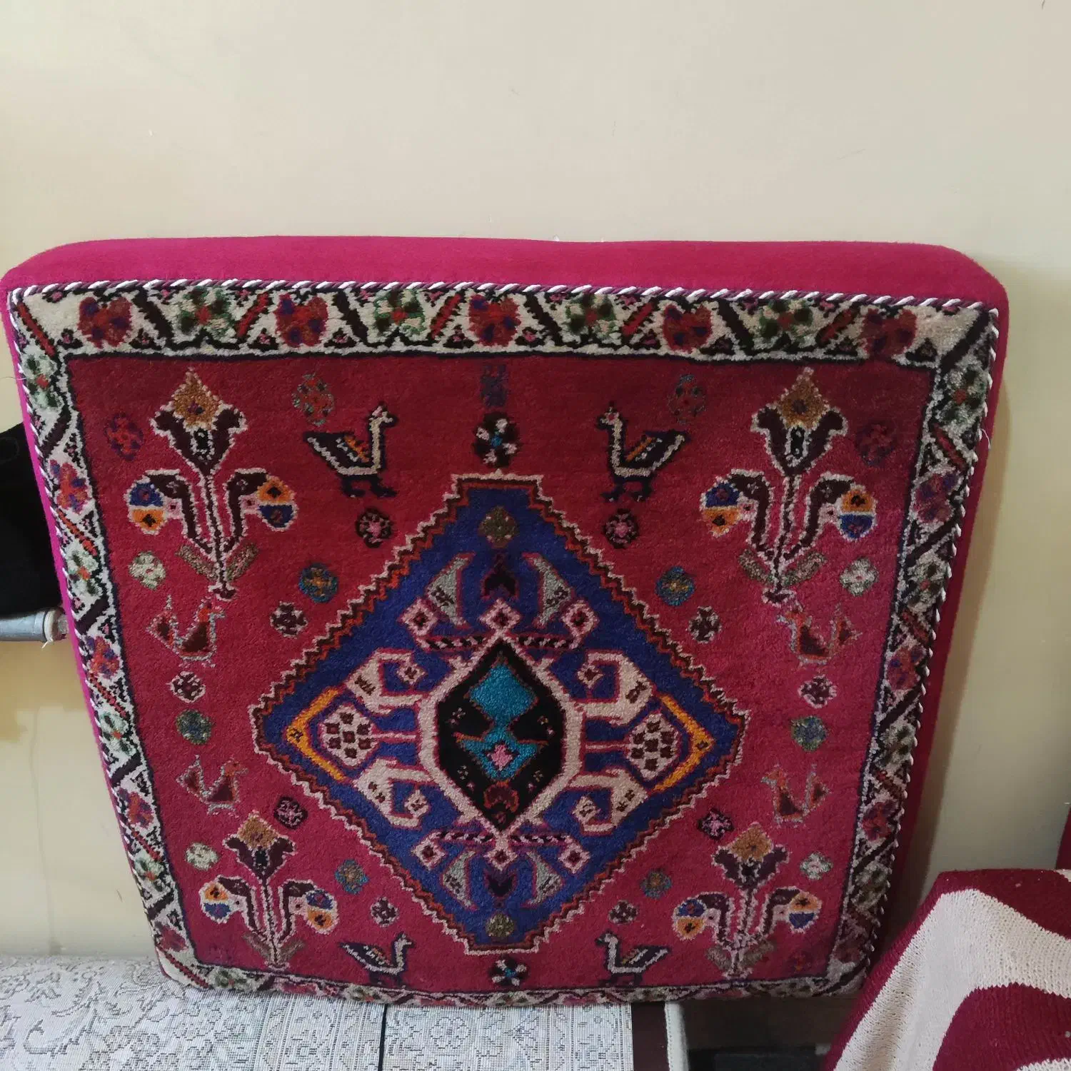 دو عدد پشتی سالم و تمیز|پشتی|شیراز, زرهی|دیوار