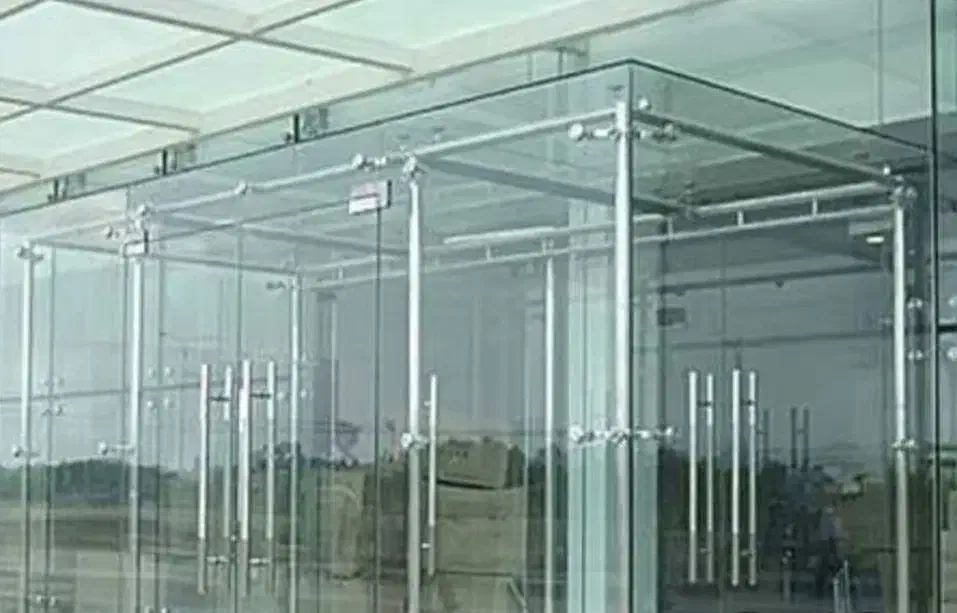 تعمیر و نصب شیشه سکوریت و آلومینیوم|خدمات پیشه و مهارت|شاهین‌شهر, شهرک صنعتی|دیوار