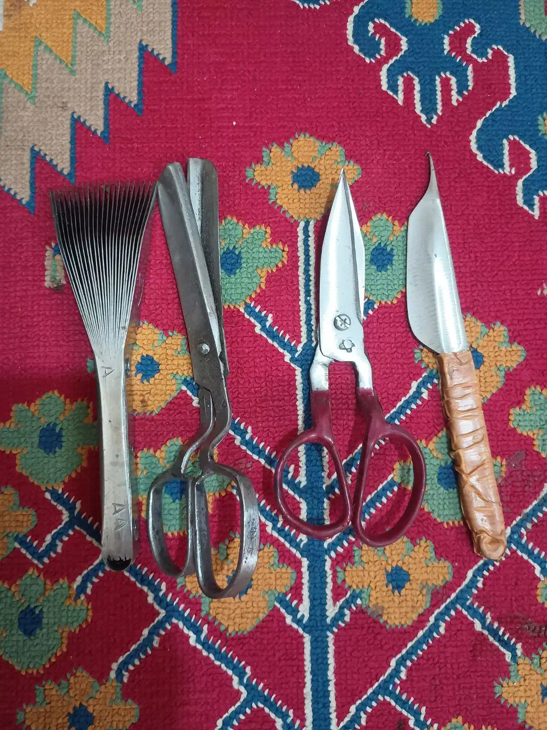 چاقو و شانه قالی بافی|ابزارآلات|شیراز, تندگویان|دیوار