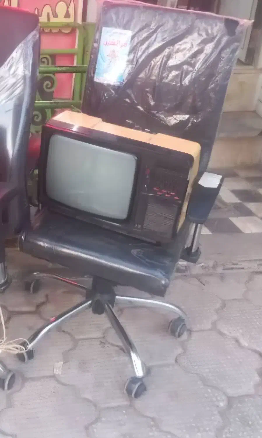 تلویزیون قدیمی|کلکسیون اشیاء عتیقه|برخوار, |دیوار