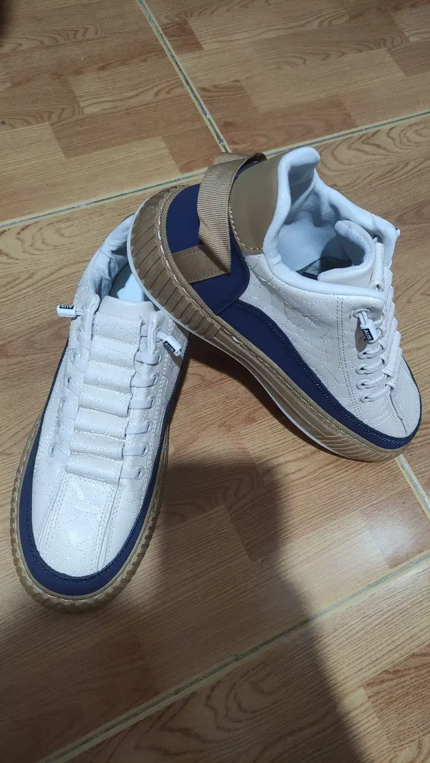 کتونی اسپرت|کیف، کفش، کمربند|رشت, صفاری|دیوار