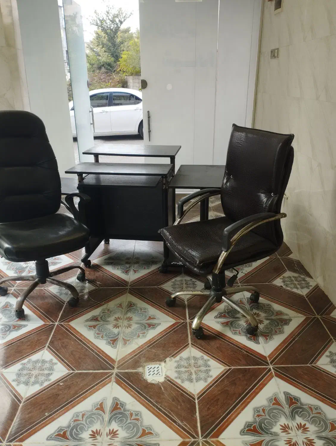 میز و صندلی|صندلی و نیمکت|رشت, پستک|دیوار