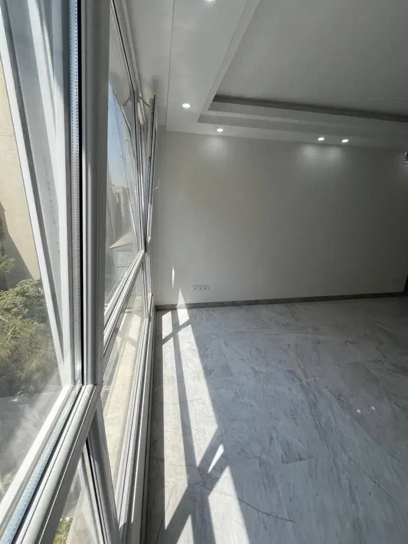 ۹۵ متر ۲ خواب نوساز /بسیار لوکس چسبیده به پارک