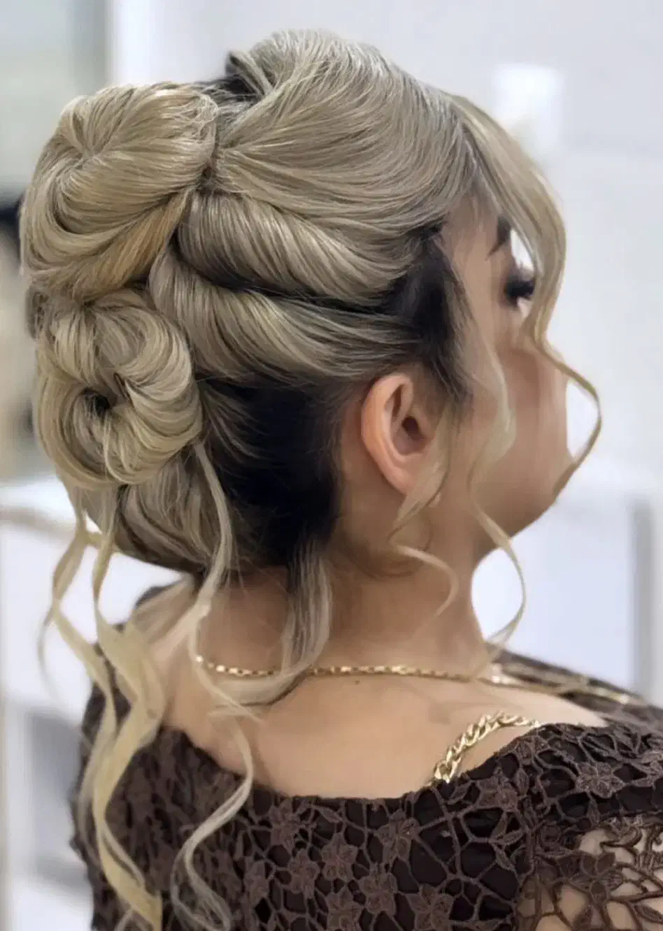 50درصد تخفیف میکاپ و شینیون عروس و همراهی و آموزش|خدمات آرایشگری و زیبایی|تربت جام, مطهری|دیوار