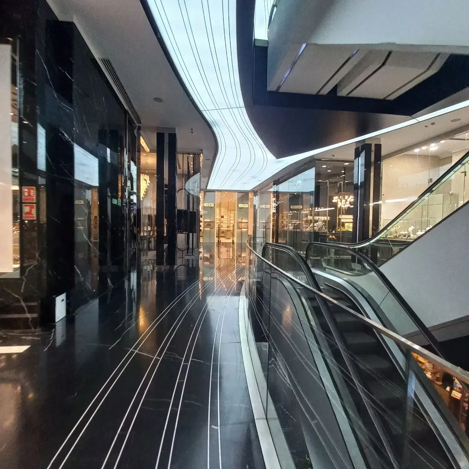 130 متر تجاری ،،فرشته،، بوتیک مال ملل|اجارهٔ مغازه و غرفه|تهران, الهیه|دیوار