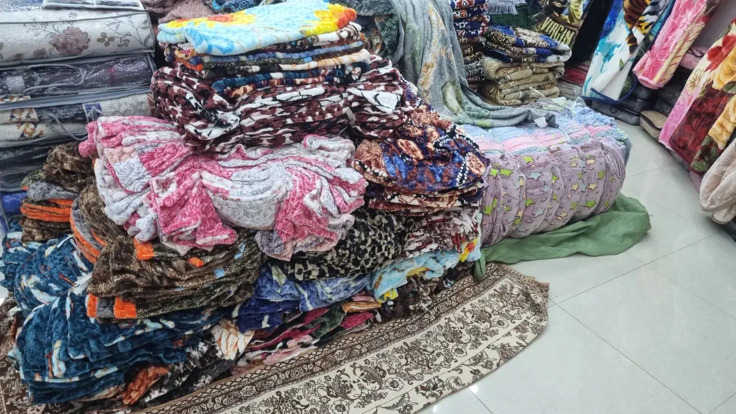 پتوگوسفندی وروبالشتی بخمل|رختخواب، بالش، پتو|قشم, |دیوار