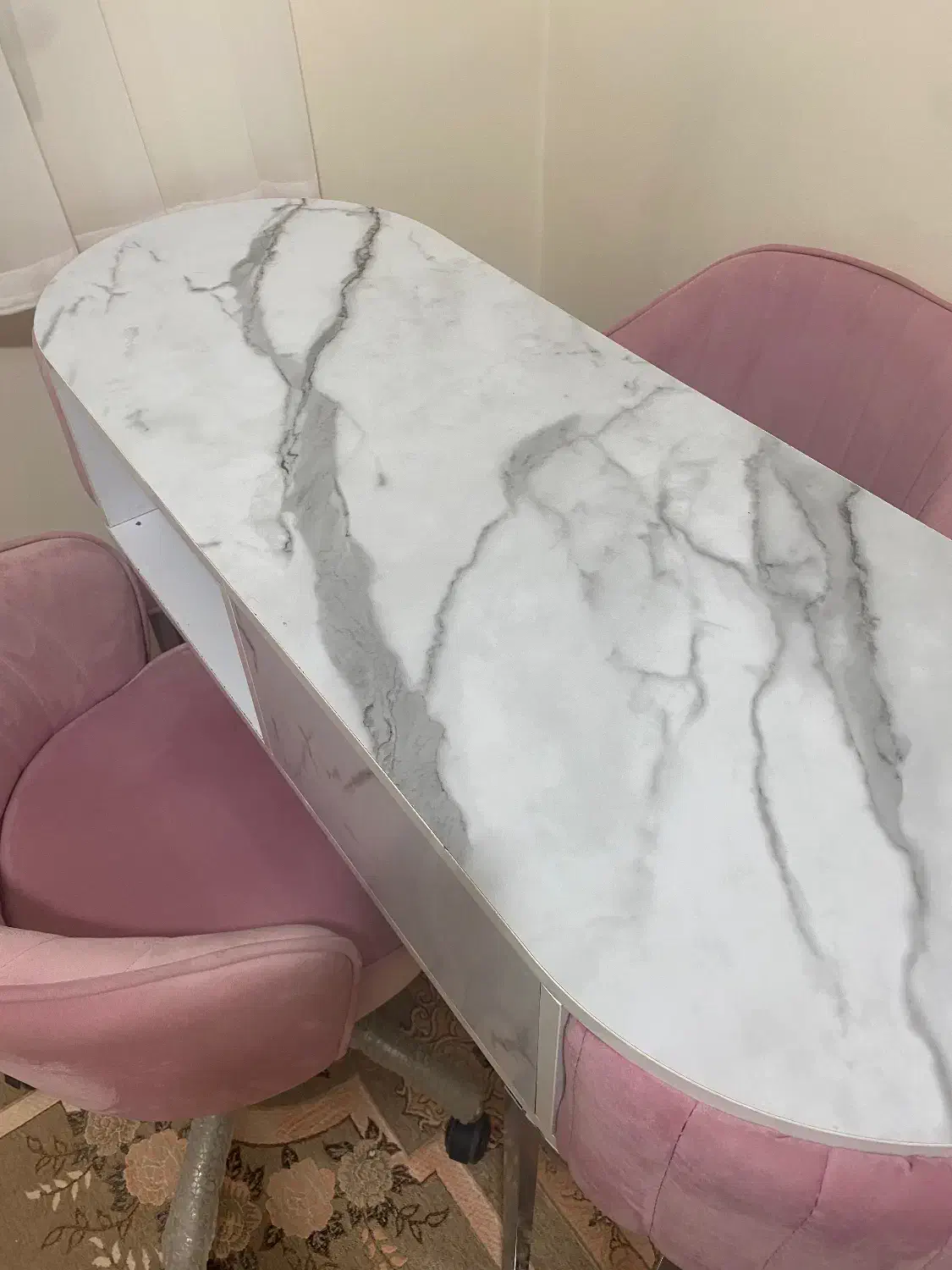 میز ناخن همراه با استند و دوعدد صندلی|آرایشگاه و سالن‌های زیبایی|اصفهان, بهارستان|دیوار