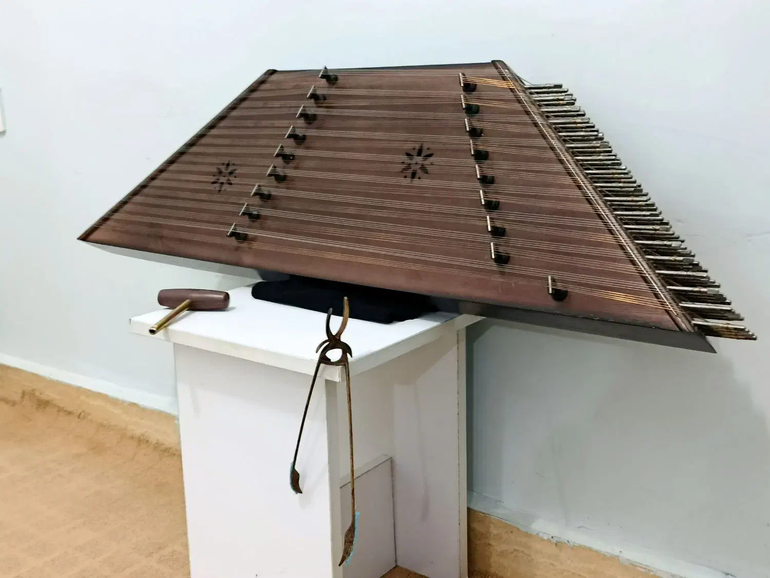 سنتور|سازهای سنتی|ایلام, |دیوار