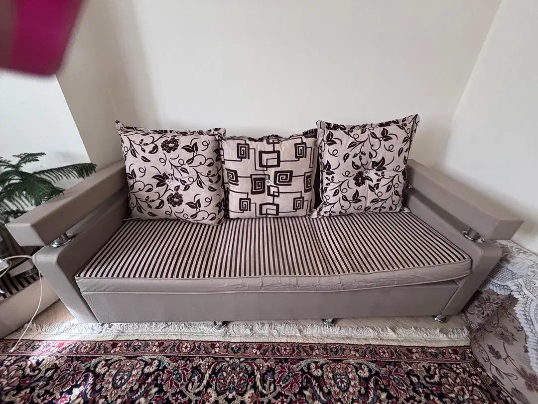 مبل ، گاز ۴ شعله ، تخت چوبی ، فرش ۹ m،گلدون بزرگ|مبلمان خانگی و میز عسلی|اصفهان, سرچشمه|دیوار