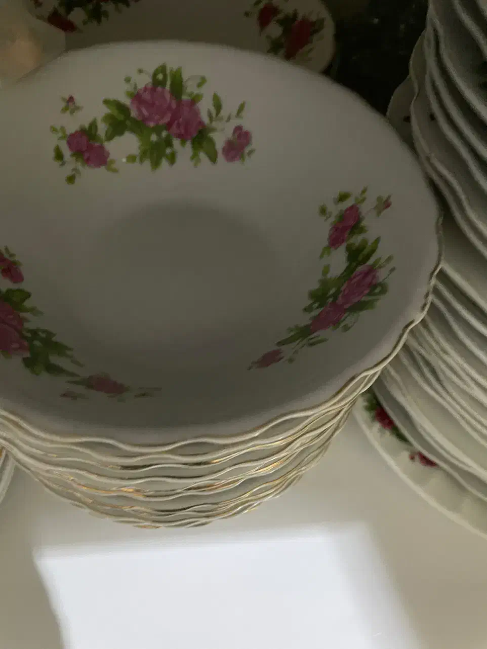 سرویس چینی گل سرخ|ظروف سرو و پذیرایی|سرپل ذهاب, |دیوار