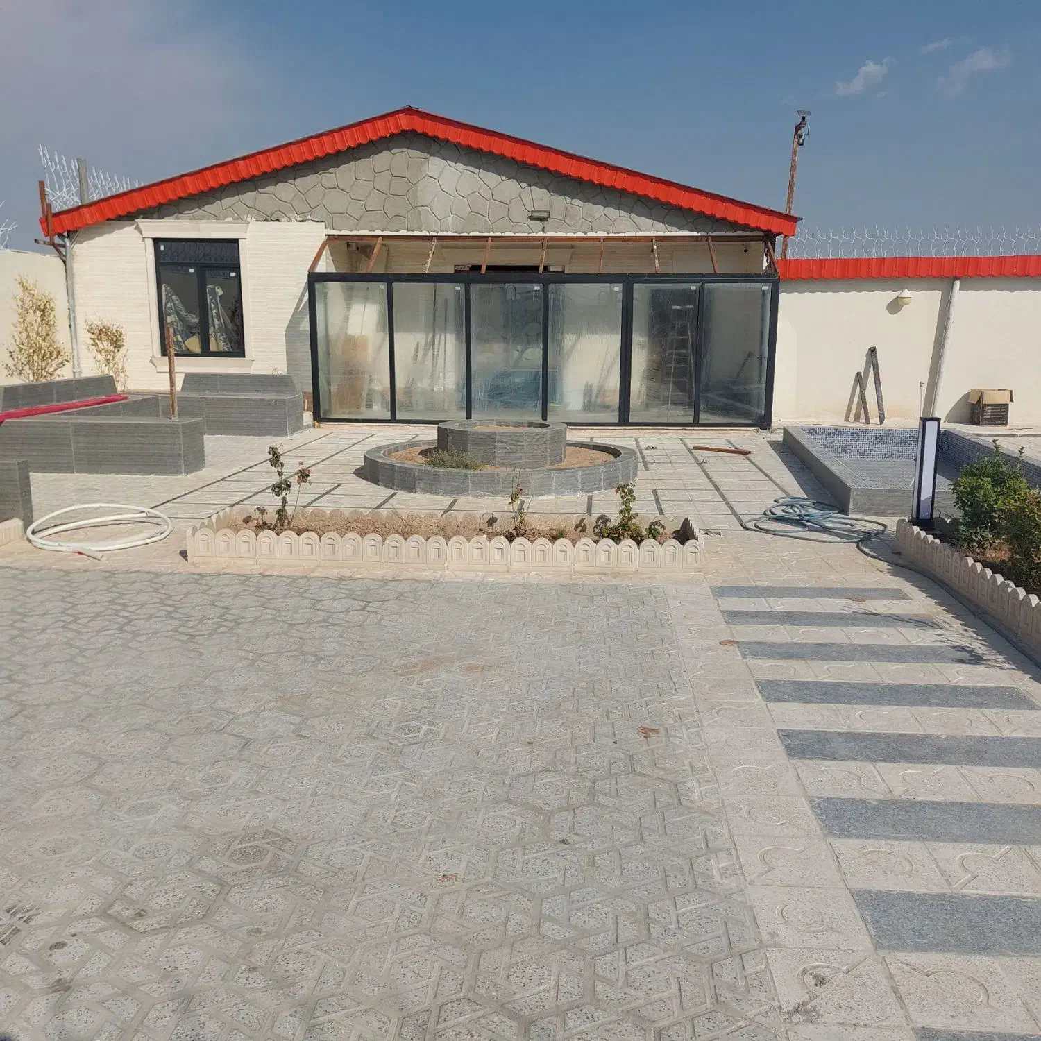 فروش و نصب فوری درب و شیشه سکوریت|مصالح و تجهیزات ساختمان|قائن, |دیوار