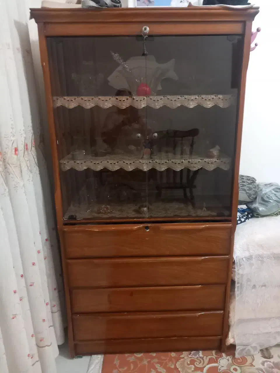 یک عددکمدبالاویترین پایین سه تاکشودرحدنو|جاکفشی، کمد، دراور|قم, چهل درخت‎|دیوار
