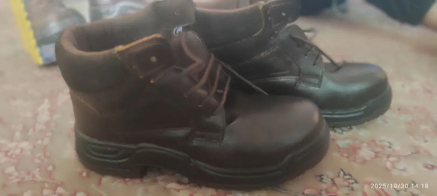 کفش کار نیم بوت .|کیف، کفش، کمربند|قلعه قاضی, |دیوار