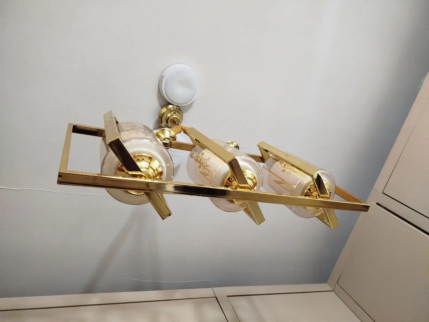 لوستر سه شاخه طلایی در حد نو حباب خارجی|لوستر و چراغ آویز|قدس, شهر‌قدس|دیوار