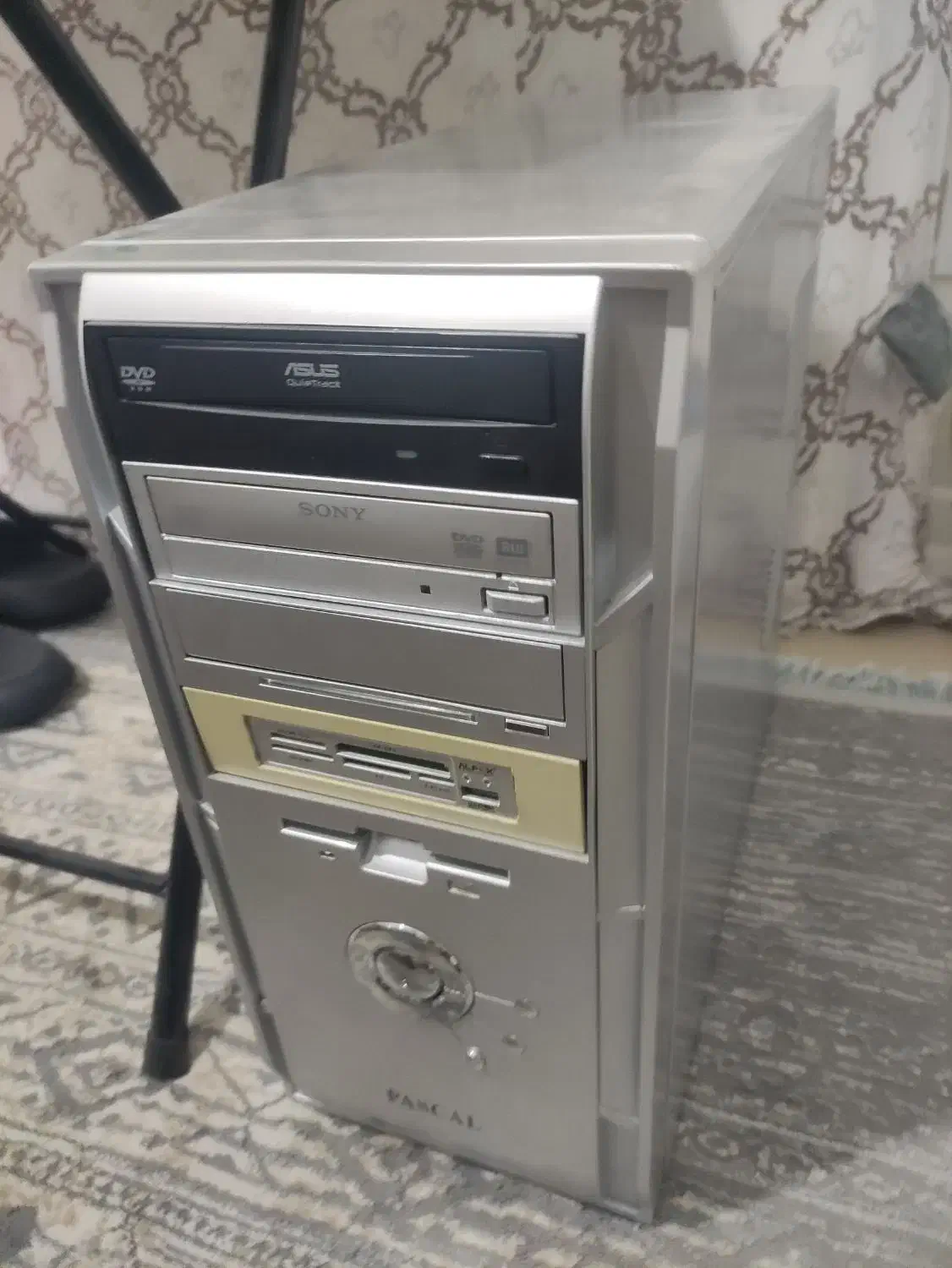 مبل تک نفره و میز بن تن و صندلی بنتن و کامپیوتر|رایانه رومیزی|تهران, تهرانپارس شرقی|دیوار