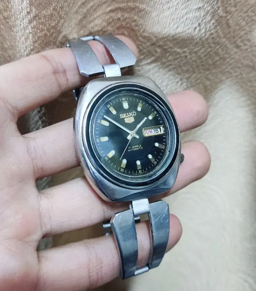 سیک.و پن‌ج اتومات  چاک دار قاب درشت|ساعت|قم, شاه احمد قاسم|دیوار