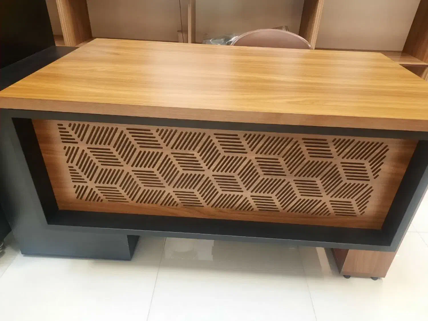 یک عدد میز کارمندی خیلی شیک در حد نو|فروشگاه و مغازه|اردکان, |دیوار