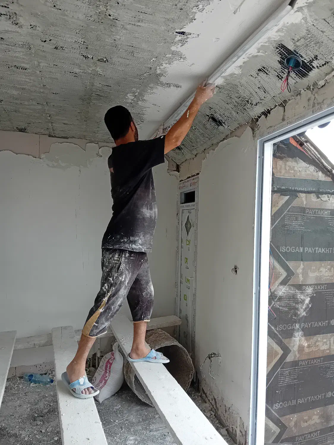 کار گر .گچکاری ساختمان|استخدام معماری، عمران و ساختمانی|رشت, کوی فکوری|دیوار