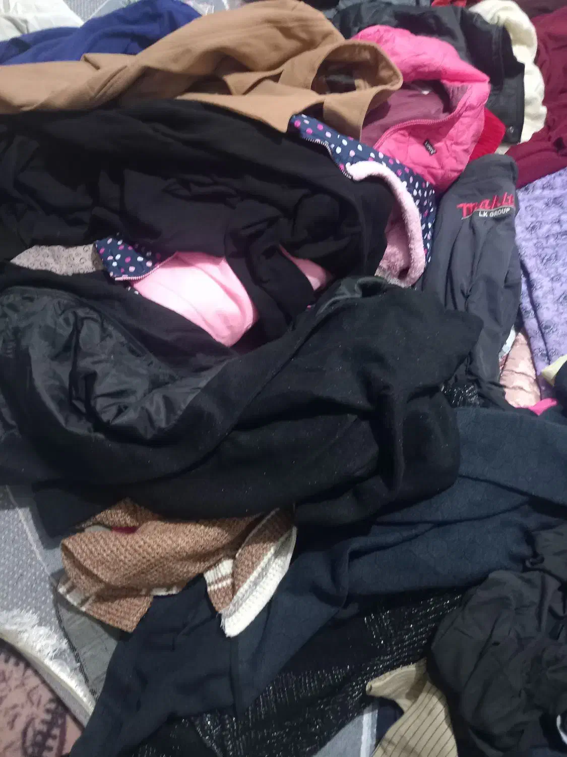 تعداد زیادی پالتو وکافشن|لباس|نیمروز, |دیوار