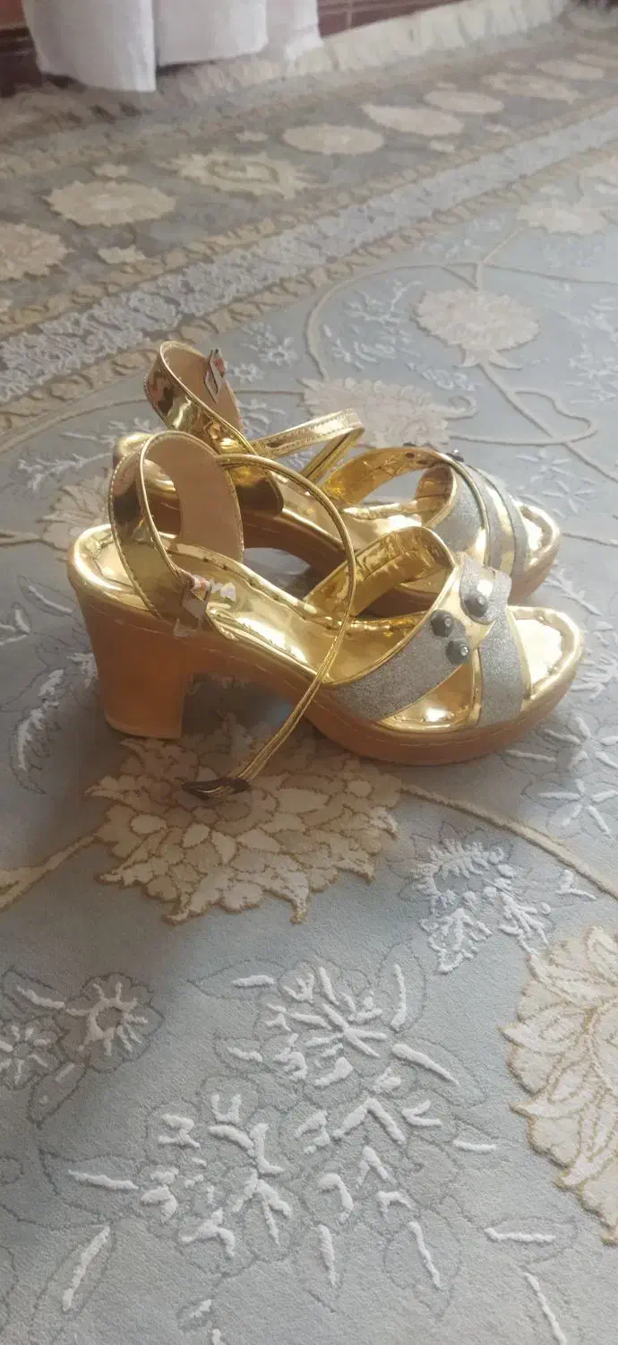 سه جفت صندل|کیف، کفش، کمربند|جوانرود, |دیوار