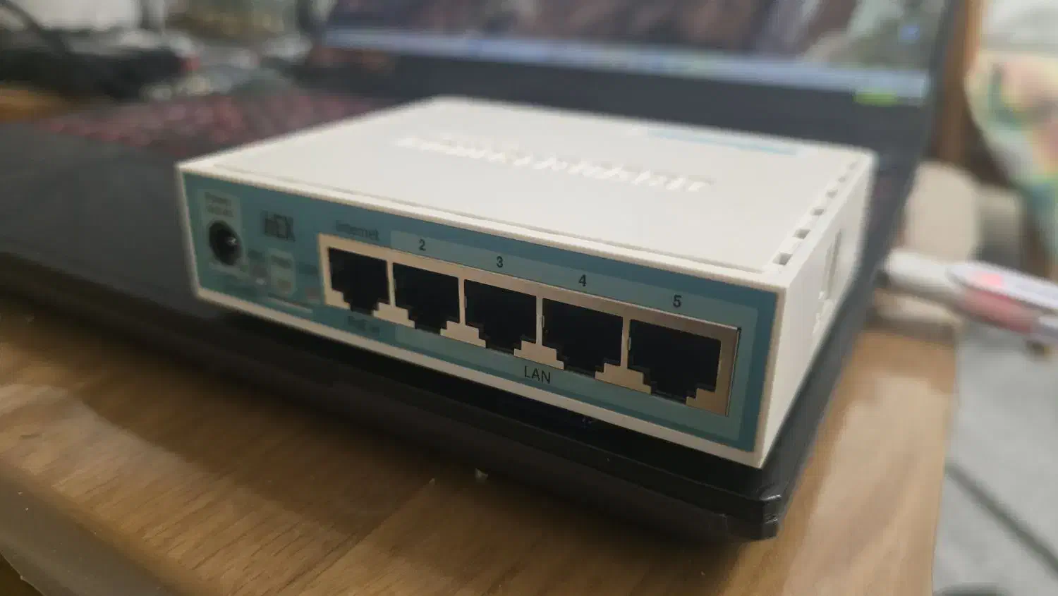 روتر میکروتیک hEX RB750Gr3 کاملا سالم و تمیز|مودم و تجهیزات شبکه|تهران, جمال‌زاده|دیوار