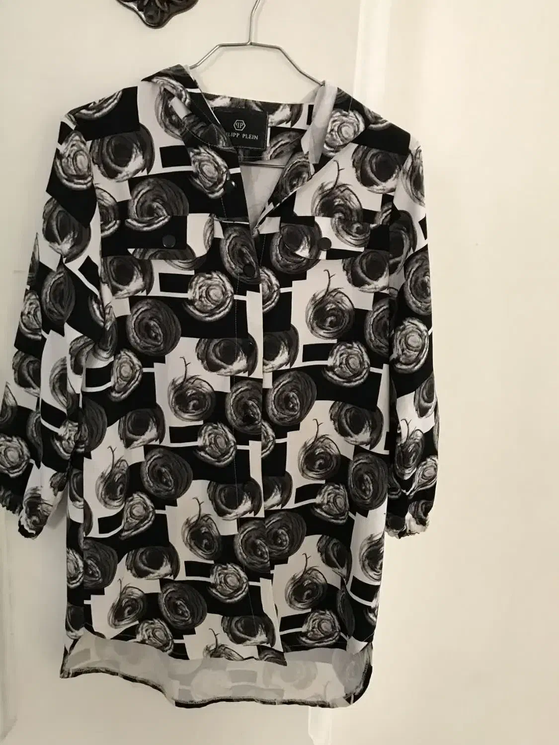 تعدادی لباس نو و تمیز|لباس|بابل, |دیوار