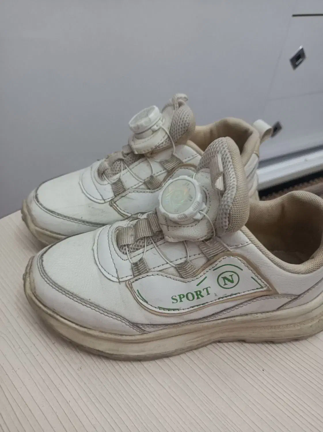 کفش|کیف، کفش، کمربند|میانه, |دیوار