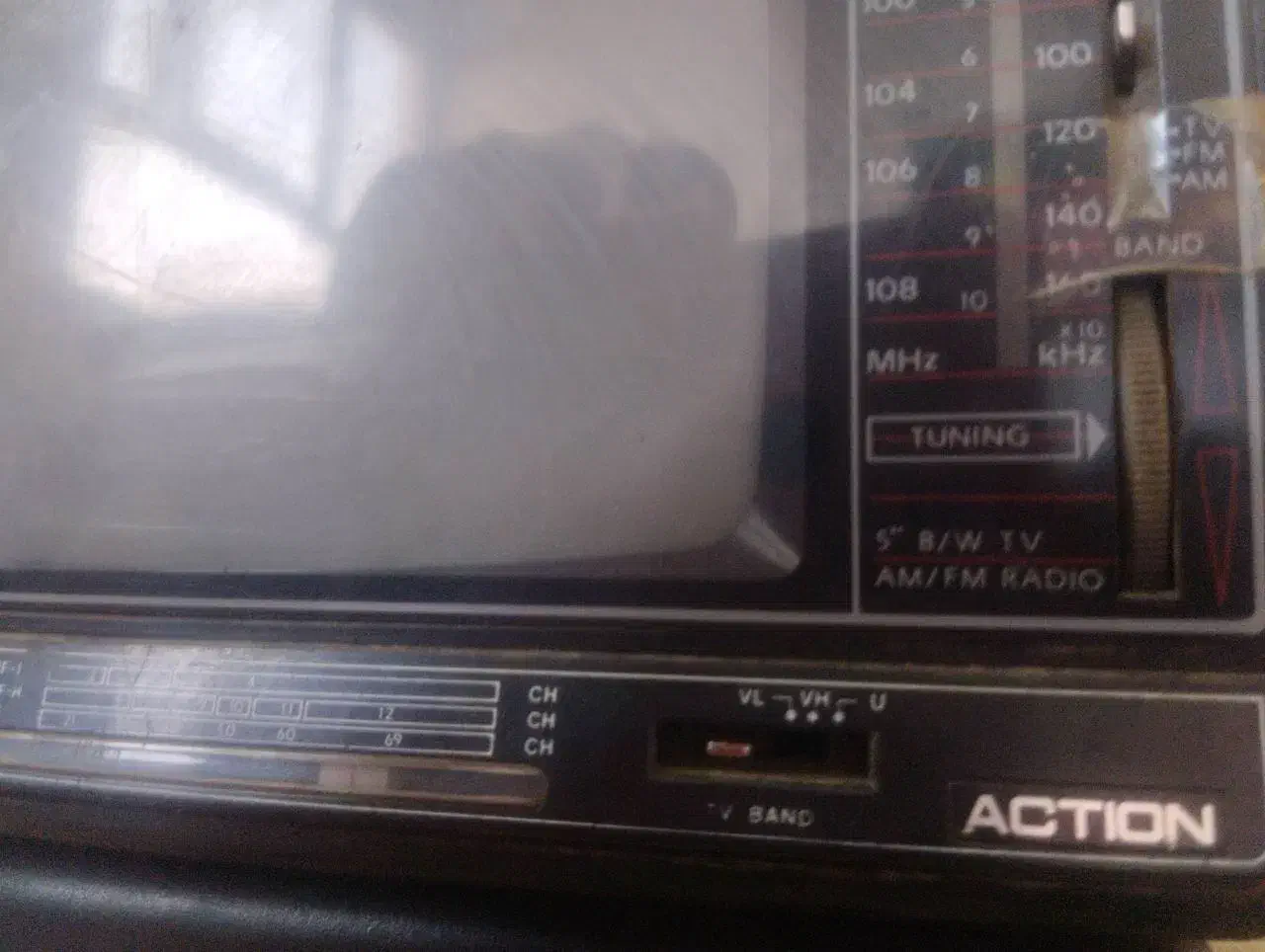 تلویزیون سیاه و سفید ۴ اینچ|کلکسیون اشیاء عتیقه|قم, دروازه کاشان|دیوار