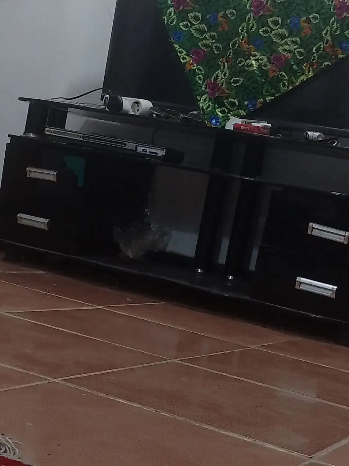 میز تلویزیون سالم شیشه ای چهارتاکشو داره|میز تلویزیون|فولادشهر, A3|دیوار