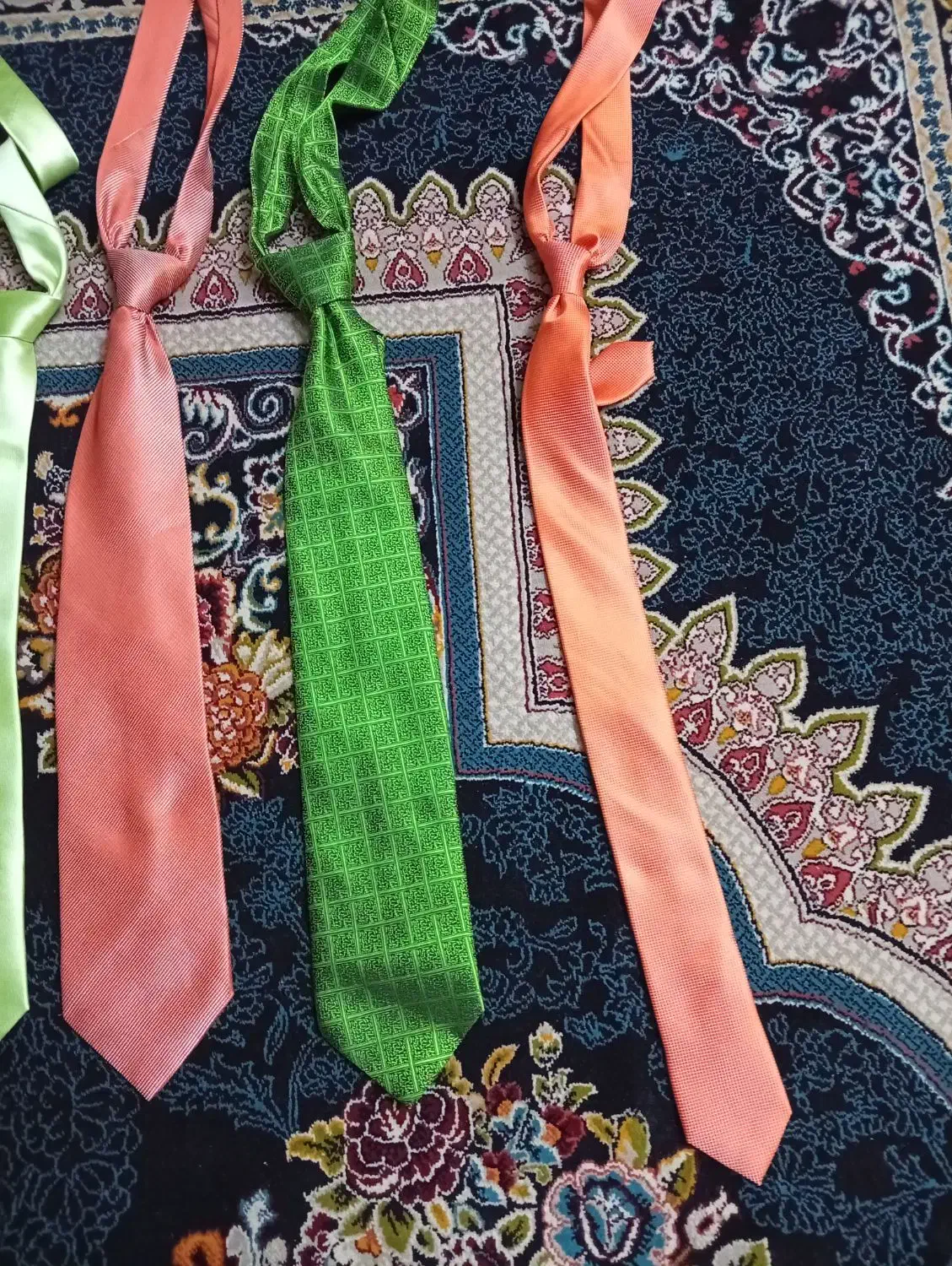 کروات|لباس|کرج, عظیمیه|دیوار