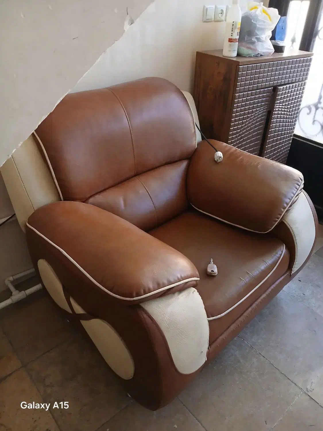 یک عدد مبل راحتی سالم|مبلمان خانگی و میز عسلی|قم, شهرک امام حسن|دیوار