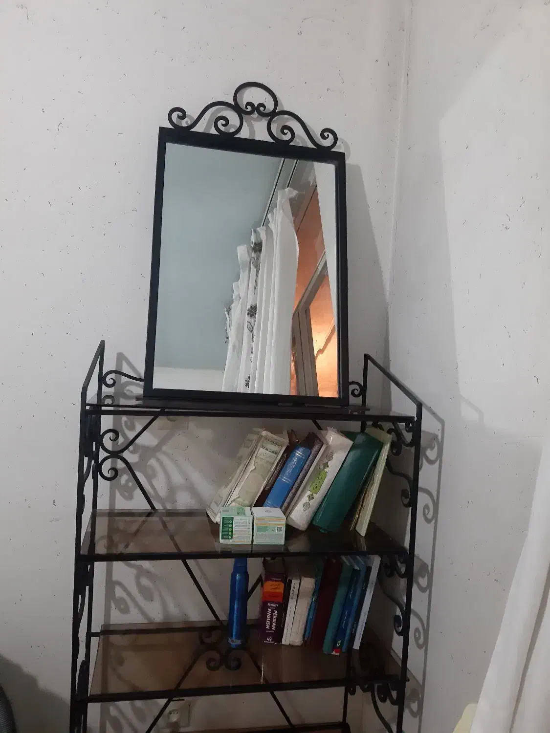 کتابخانه فرفورژه به همراه آئینه و کنسول|کتابخانه، شلف، قفسه‌های دیواری|لوشان, |دیوار