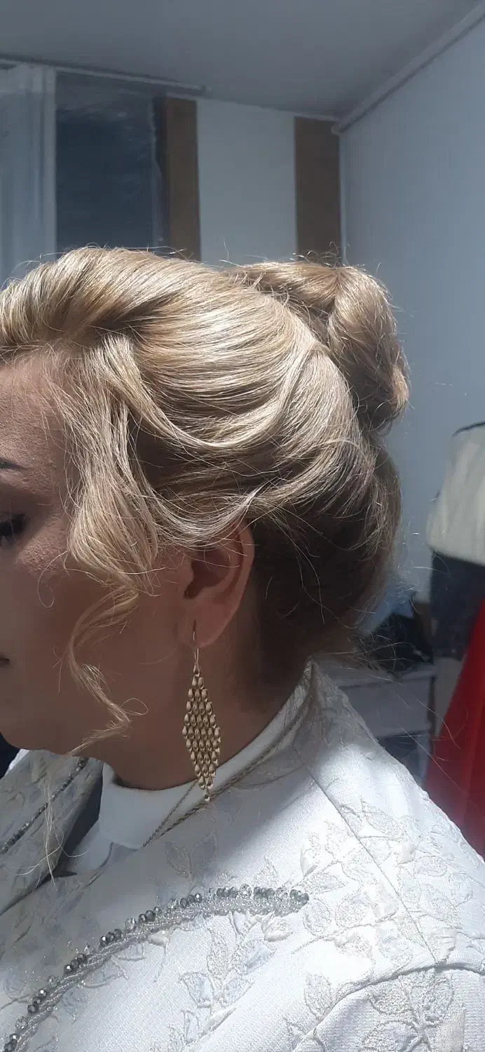 شینیون وبافت مو|خدمات آرایشگری و زیبایی|گلپایگان, |دیوار