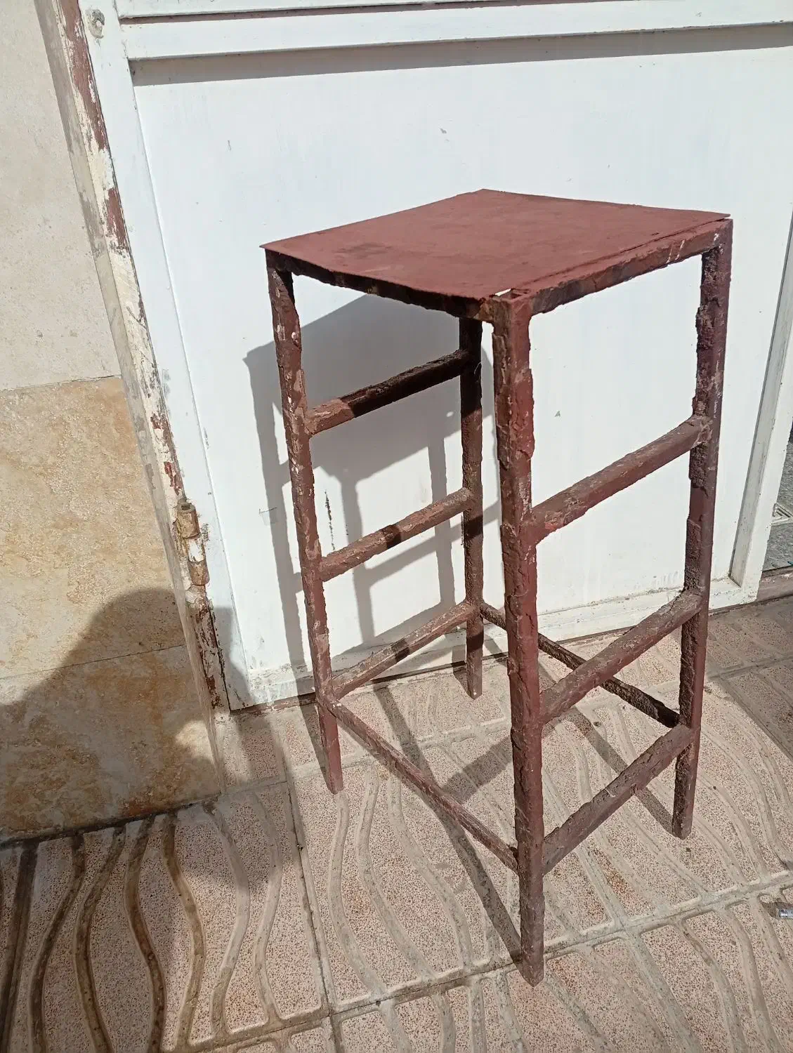 چهارپایه آهنی|صندلی و نیمکت|اردبیل, |دیوار