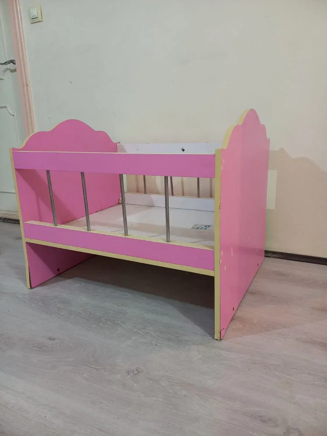 گهواره، تخت کودک، تختخواب|تخت و صندلی بچه|خوی, |دیوار