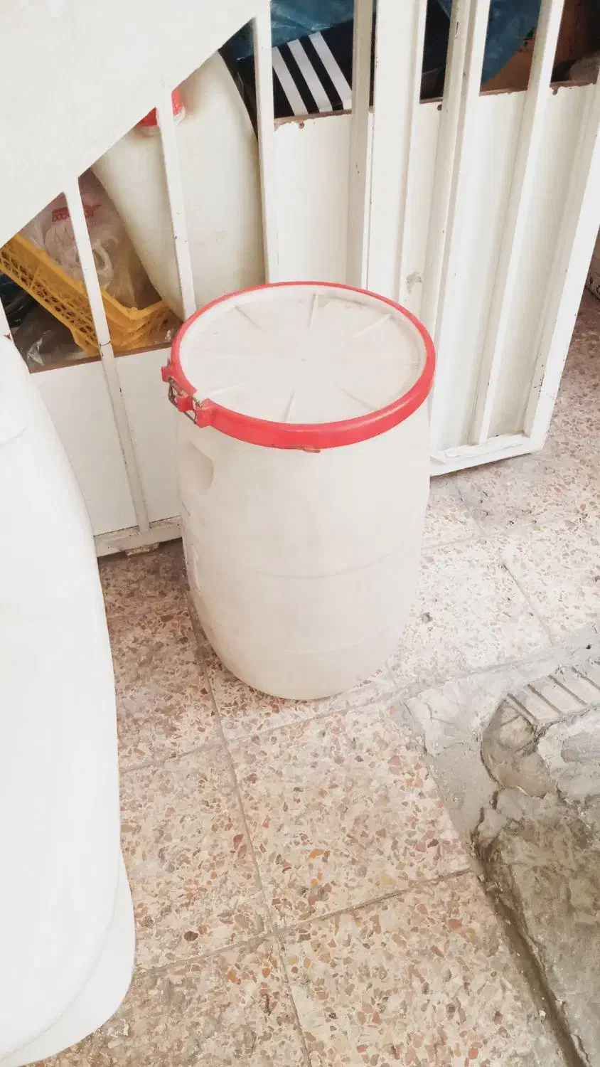 دبه بزرگ دربم داره|ظروف نگهدارنده، پلاستیکی، یکبارمصرف|تهران, تهرانپارس غربی|دیوار