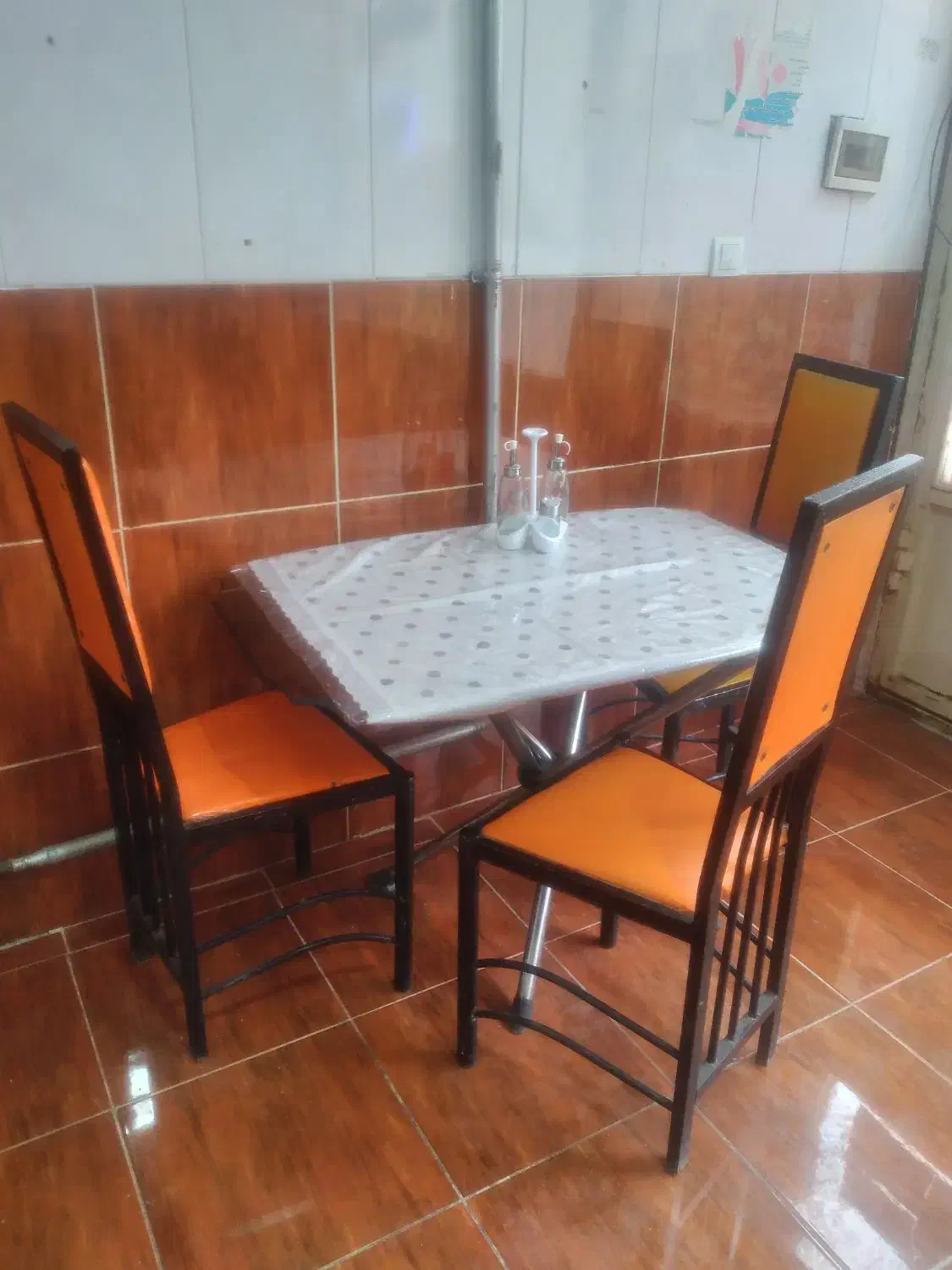 چهار نفری|میز و صندلی غذاخوری|اردبیل, |دیوار