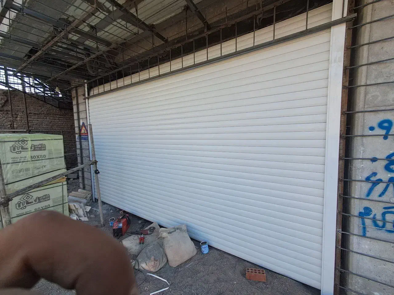 فروش و نصب انواع درب برقی(کرکره برقی)و شیشه سکوریت|خدمات پیشه و مهارت|کرمان, |دیوار