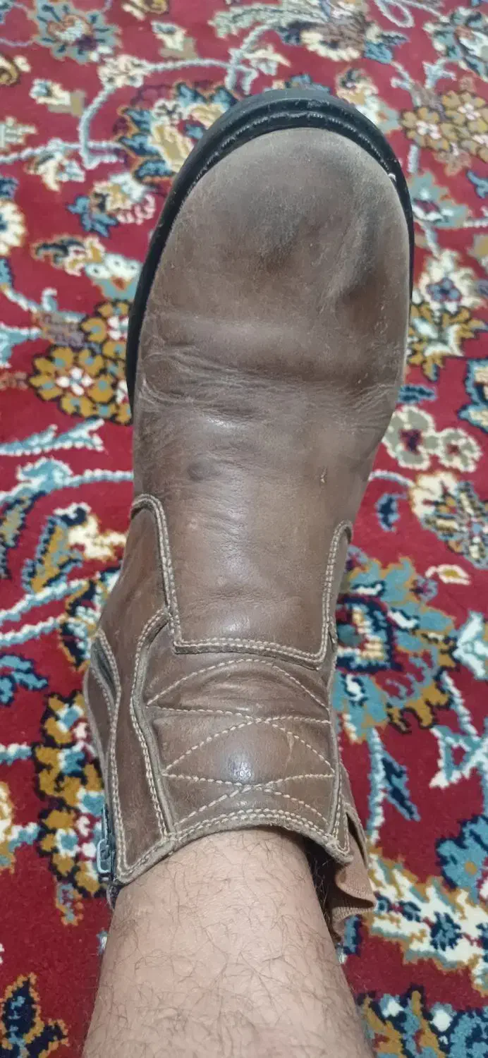 کفش پوتینی|کیف، کفش، کمربند|رودخانه, |دیوار