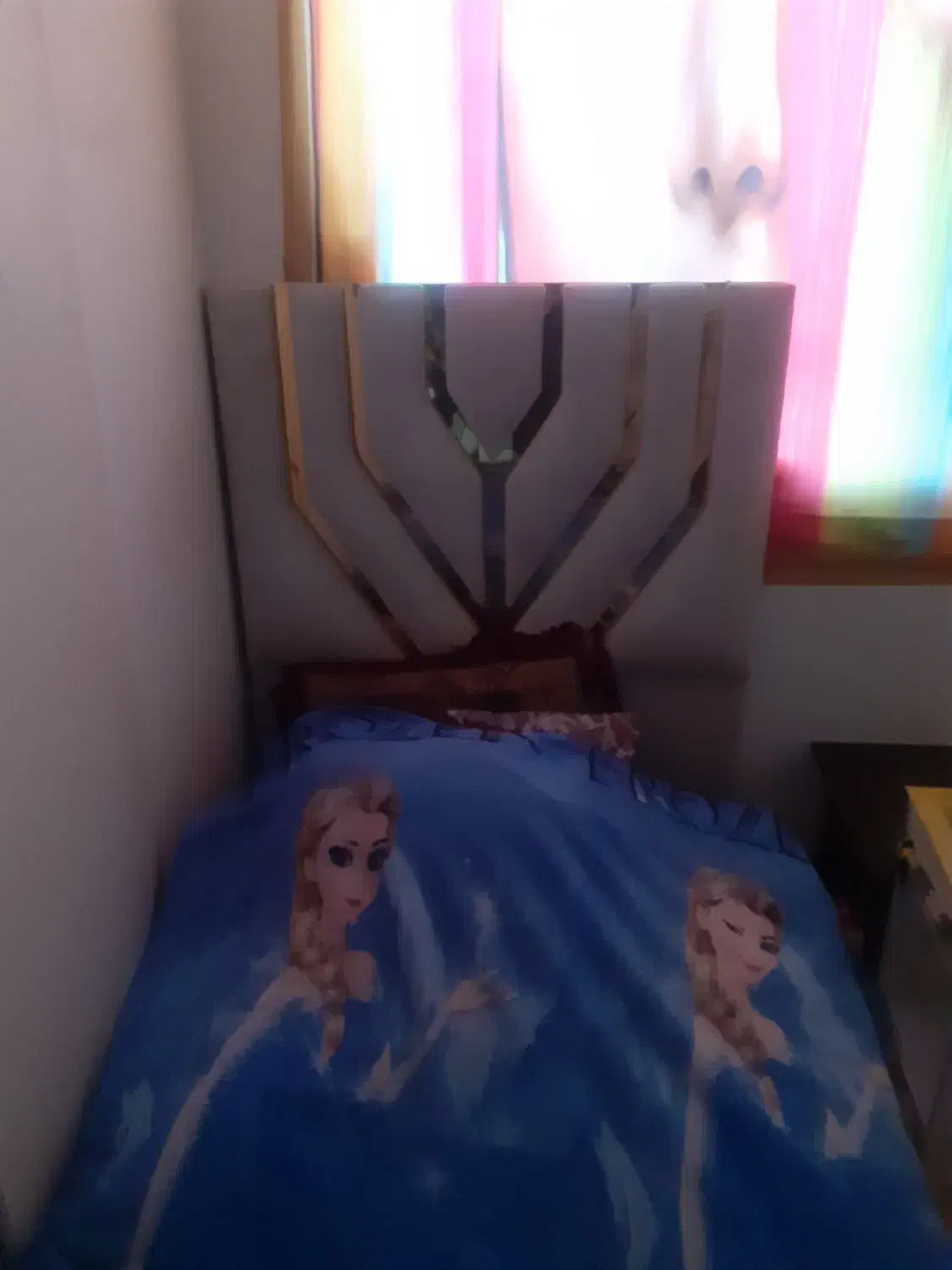 تخت تکنفره|تخت و سرویس خواب|اندیشه, اندیشه فاز ۱|دیوار