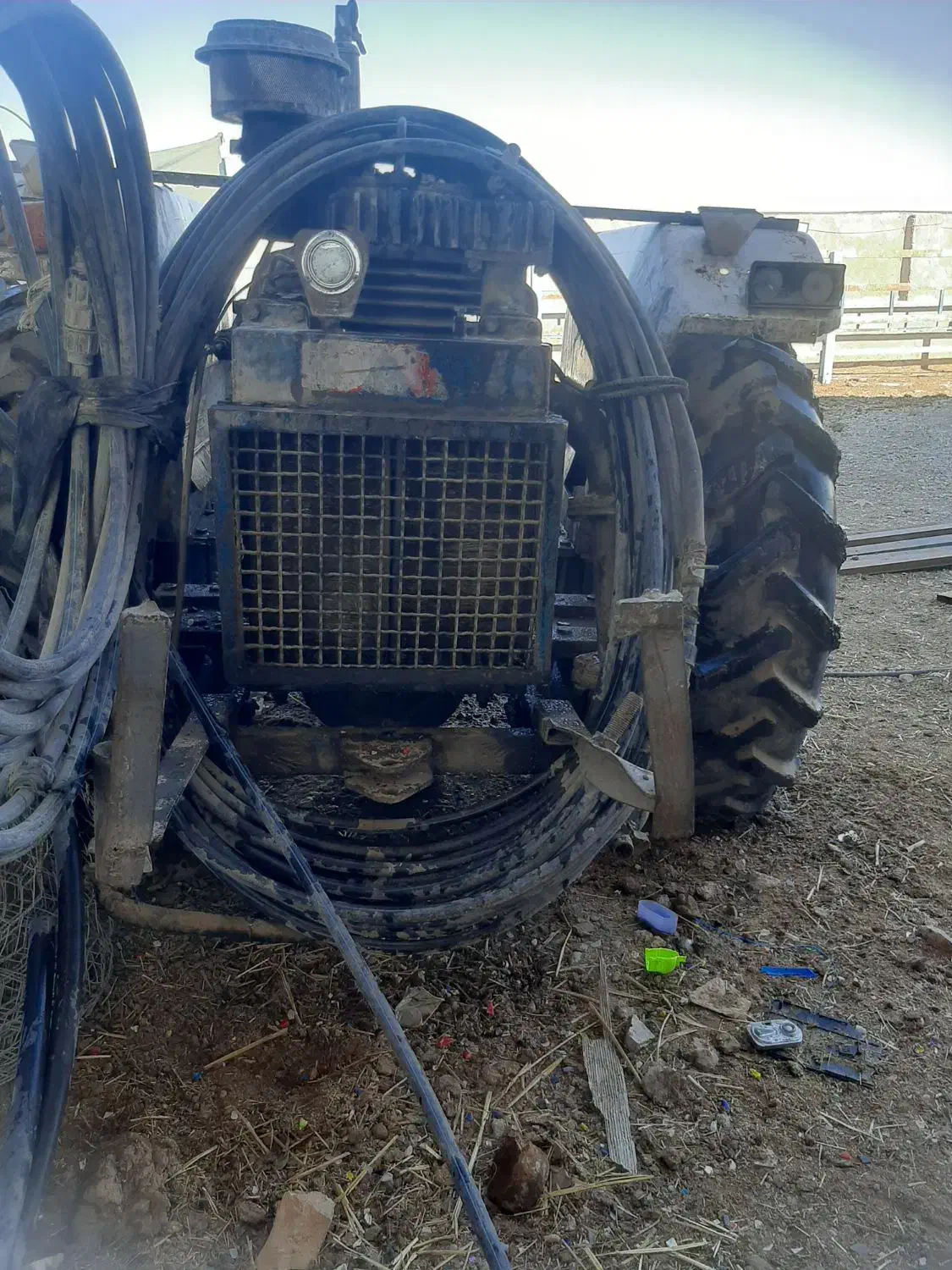 کار با تراکتور|ماشین‌آلات صنعتی|ری, علایین|دیوار