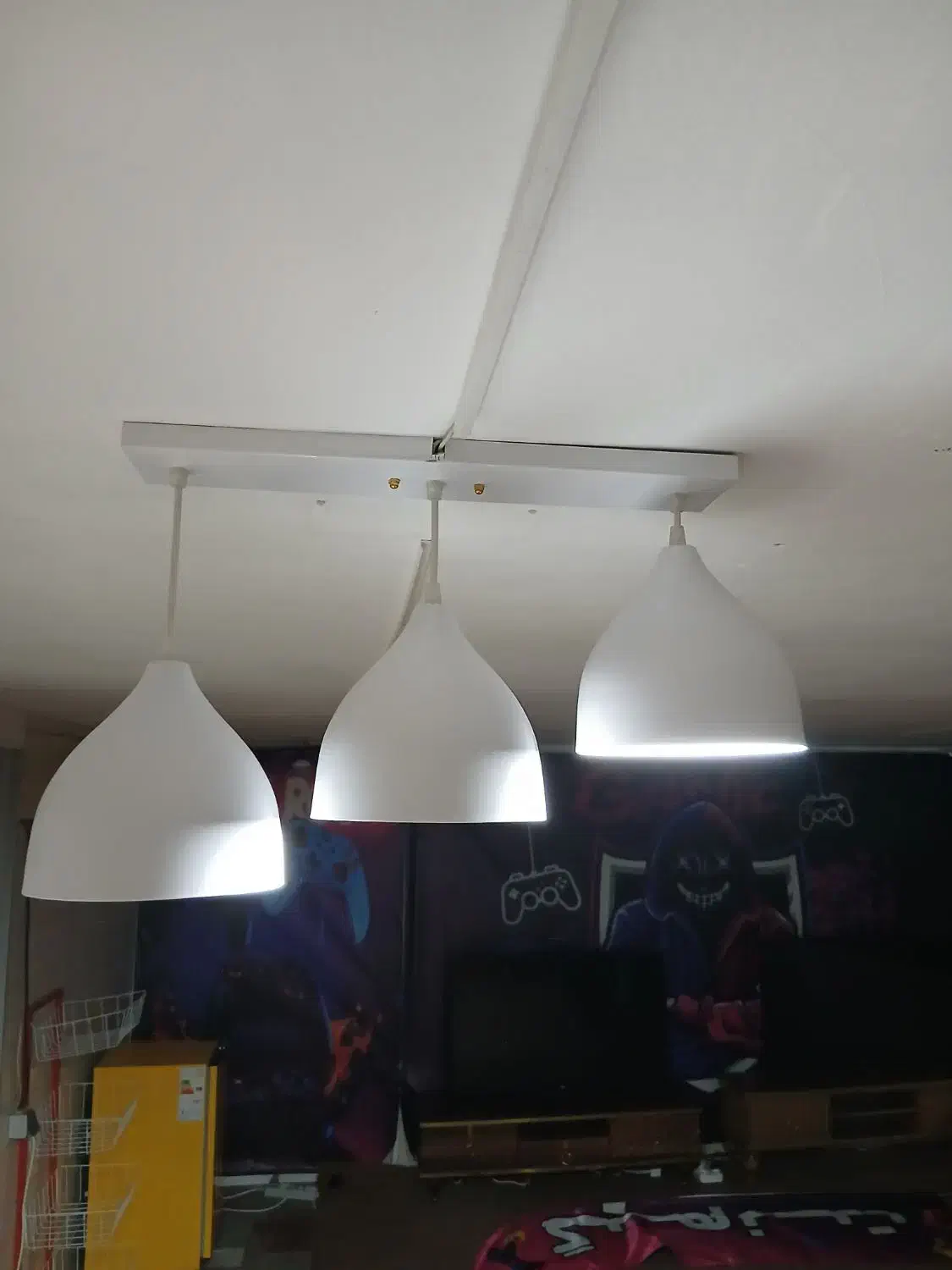 چراغ آویز ۳لامپ و ۱عدد لامپ رقص نور|لوستر و چراغ آویز|اندیشه, شهرک کوثر|دیوار