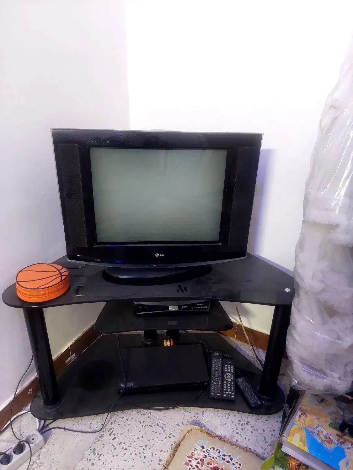 تلویزیون نو و تمیز LG به همراه میز|تلویزیون و پروژکتور|مهاجران, |دیوار