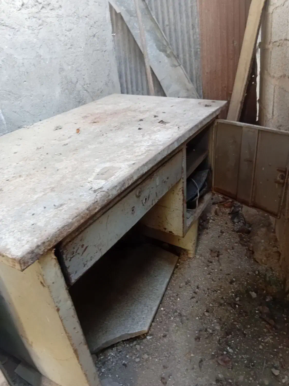 میز فلزی قدیمی|میز تحریر و کامپیوتر|بابل, |دیوار