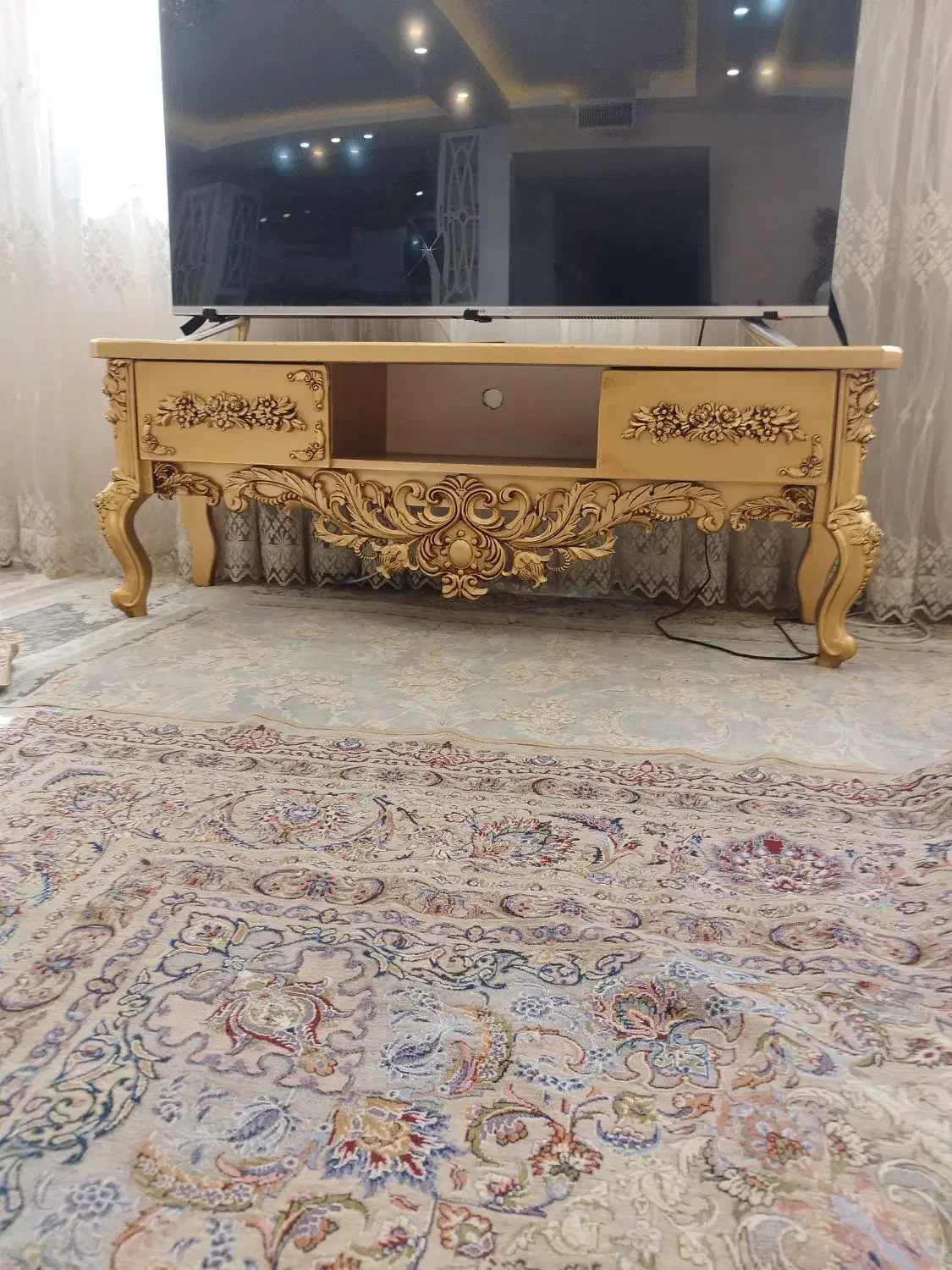 کنسول طلایی و میز تلویزیون و ساعت طلایی شیک|بوفه، ویترین، کنسول|مشهد, عبادی|دیوار