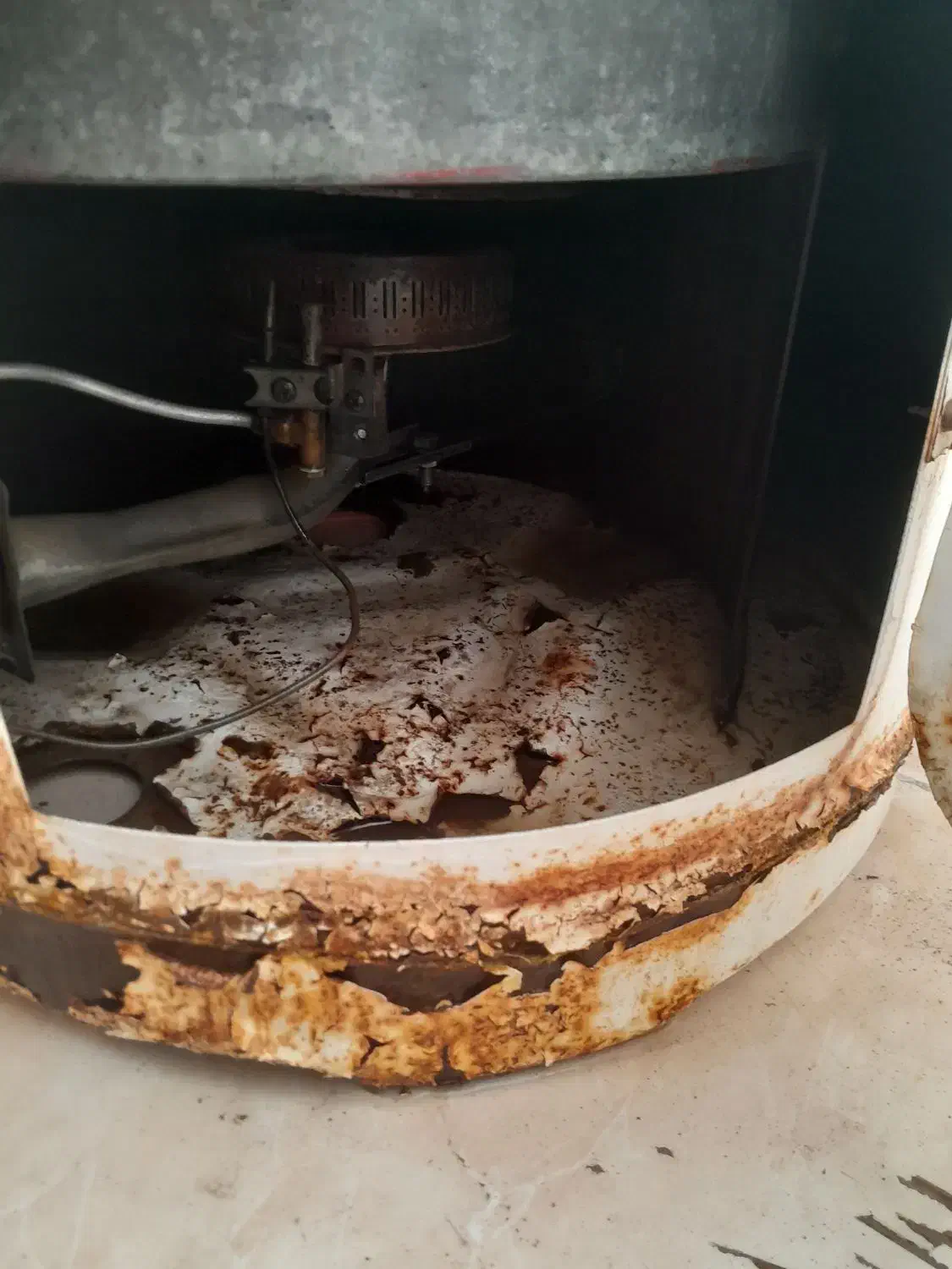 آب گرم کن (کمی نشتی  داره)|آبگرمکن، پکیج، شوفاژ|بندر ماهشهر, |دیوار