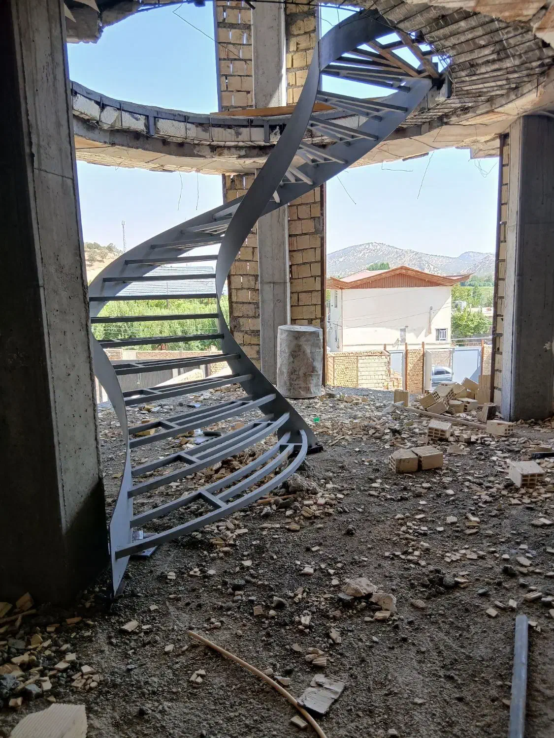 اجرای تخصصی پله های گرد و درب های لوکس|خدمات پیشه و مهارت|دورود, |دیوار