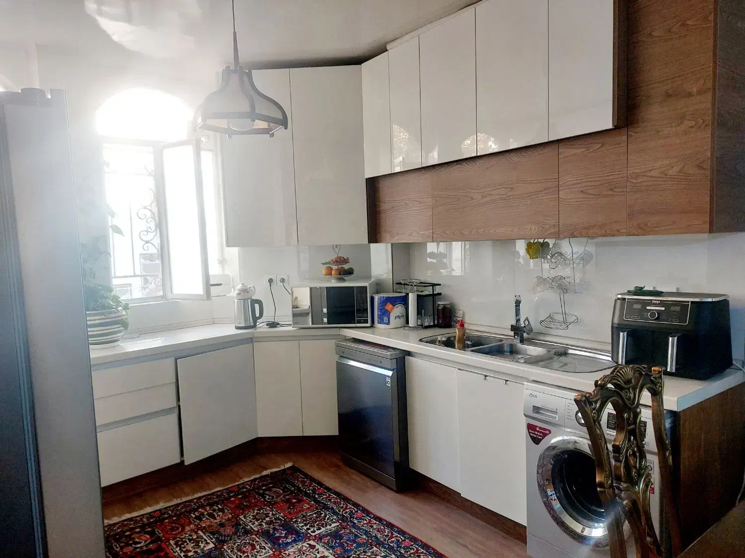 90متر واحد آپارتمانی نورگیر با 13متر بالکن خ خبازی