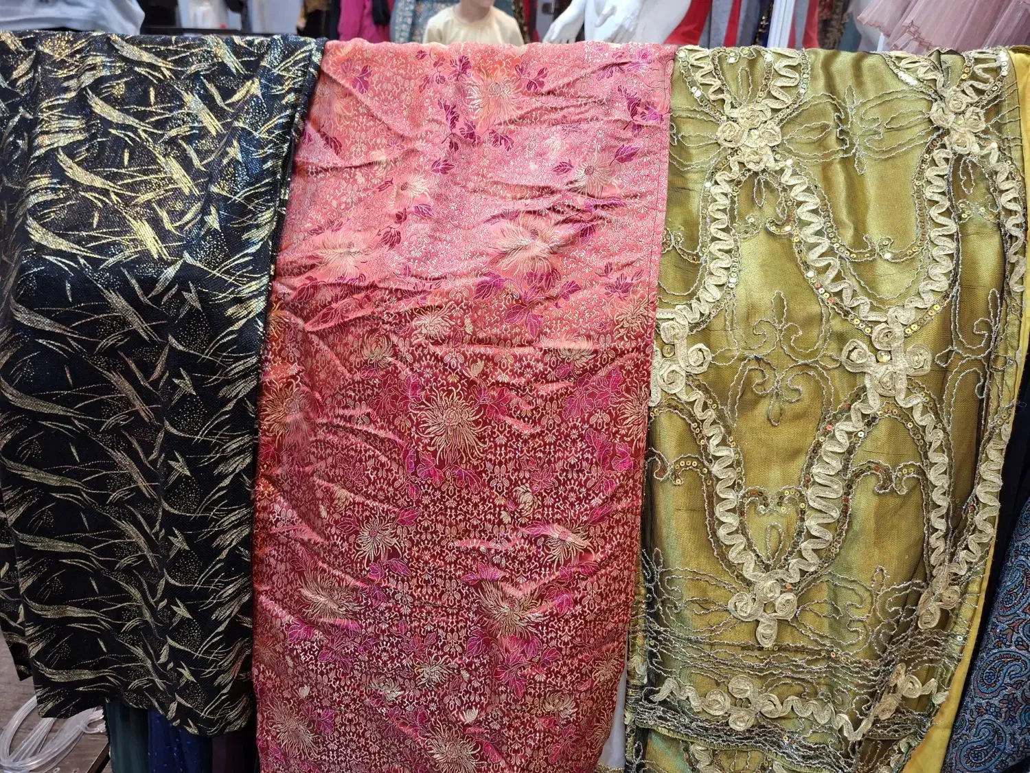 پیراهن تکی محلی|لباس|شیراز, لب آب|دیوار